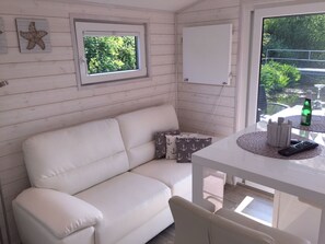 TV, fireplace - Hausboot KHT 1 Lacet mit Elektrokamin im Salon, 1 Schlafraum, Küche, Duschbad m by Interhome (Wilhelmshaven)