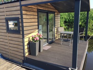 Outdoor dining - Hausboot KHT 1 Lacet mit Elektrokamin im Salon, 1 Schlafraum, Küche, Duschbad m by Interhome (Wilhelmshaven)
