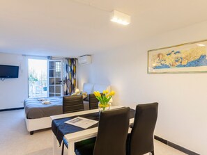 Internet - Einzimmerwohnung mit Terrasse und Blick auf den Berg by Interhome (Rapallo)