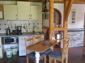 Fridge, microwave, cookware/dishes/utensils - Lüneburger Süd by Interhome (Tespe)