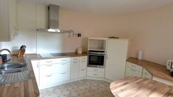 Kühlschrank, Mikrowelle, Ofen, Geschirrspüler
