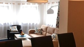 Ein Essbereich mit Tisch, Stühlen und Deckenventilator.