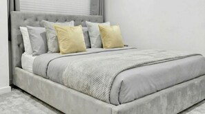 1 bedroom, desk, iron/ironing board, free WiFi - Modern Camberwell 1-Bedroom Apartment with Fast Links to Central London (London)