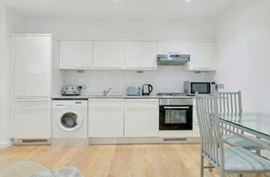 Fridge, microwave, oven, stovetop - Modern Camberwell 1-Bedroom Apartment with Fast Links to Central London (London)