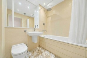 Hair dryer, towels, toilet paper - Modern Camberwell 1-Bedroom Apartment with Fast Links to Central London (London)
