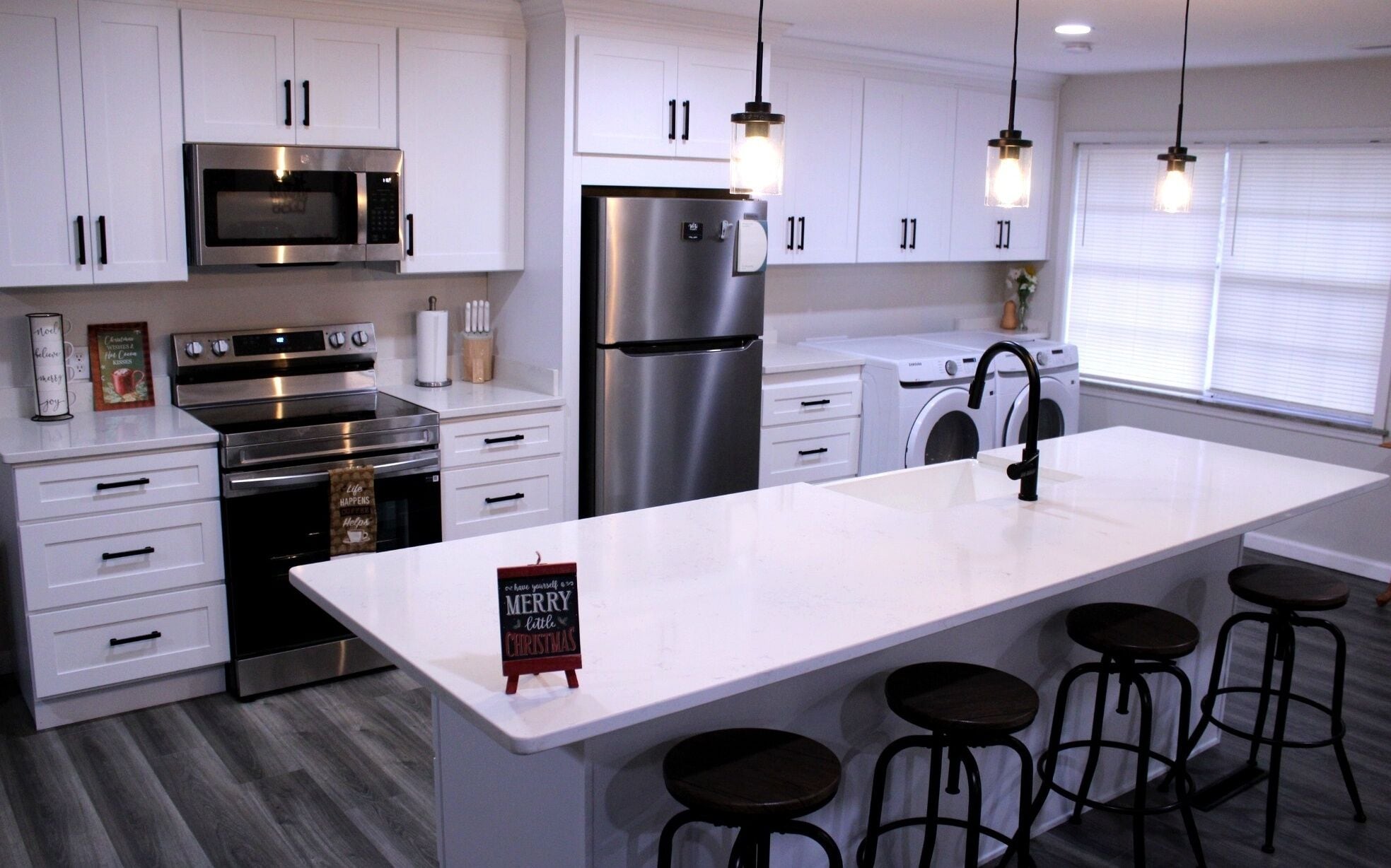 冷蔵庫、電子レンジ、オーブン、コンロ