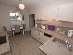 Kühlschrank, Mikrowelle, Ofen, Geschirrspüler