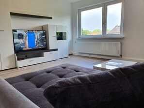 TV - Kernsaniertes Apartment in ruhiger und zentraler Lage by Interhome (Wilhelmshaven)