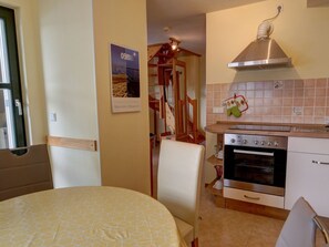 Kühlschrank, Ofen, Geschirrspüler, Kochgeschirr/Geschirr/Besteck