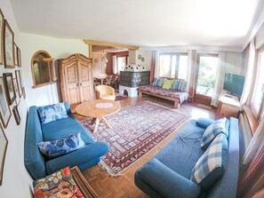 Ein geräumiges Wohnzimmer mit einer Couch, einem Couchtisch und einem Kamin.