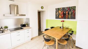 Kühlschrank, Mikrowelle, Ofen, Geschirrspüler