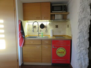 Fridge, microwave, cookware/dishes/utensils - Apartment Kontor by Interhome (Marschacht)