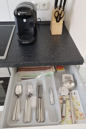 Fridge, microwave, oven, cookware/dishes/utensils - Kernsaniertes Apartment in ruhiger und zentraler Lage by Interhome (Wilhelmshaven)