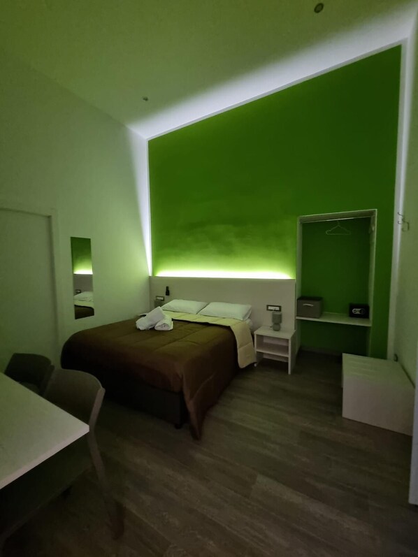 Double Room, 1 Double Bed, Private Bathroom | In-room safe, desk, laptop workspace, soundproofing - Casa Maluma (Napoli)
