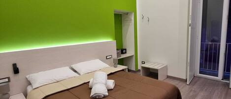 Camera doppia, 1 letto matrimoniale, bagno privato | Una cassaforte in camera, una scrivania, postazione laptop