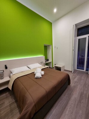 Double Room, 1 Double Bed, Private Bathroom | In-room safe, desk, laptop workspace, soundproofing - Casa Maluma (Napoli)