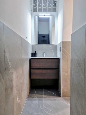 Standard Room | Bathroom | Shower, hair dryer, towels, soap - Casa Maluma  (Naples)