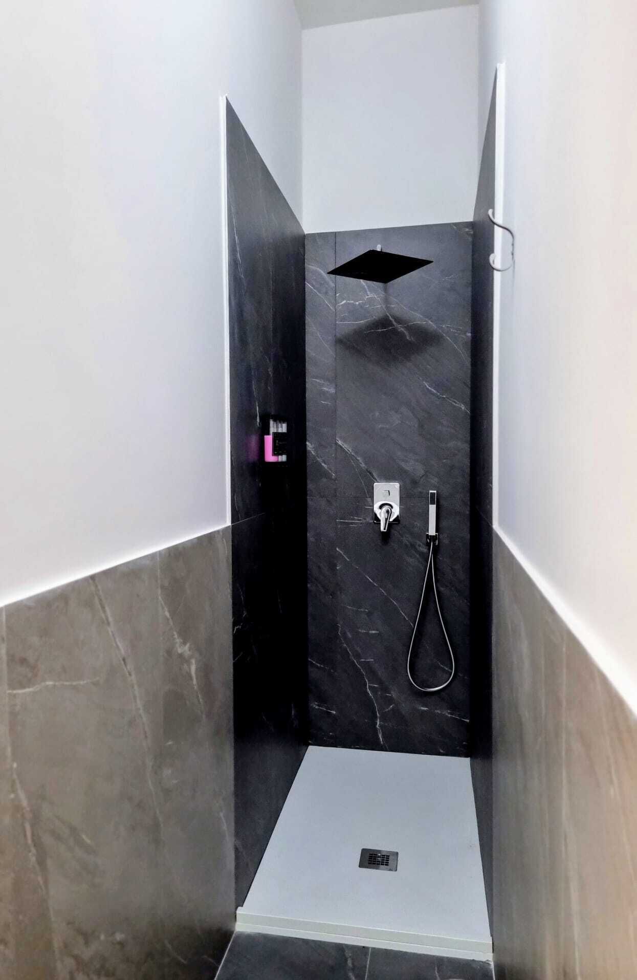 Habitación triple Deluxe | Baño | Regadera, secadora de cabello, toallas, jabón 