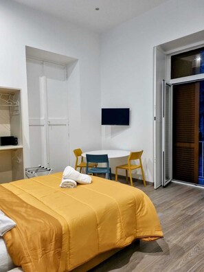 华丽四人房 | 客房内保险箱、办公桌、笔记本电脑工作区、隔音