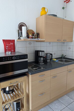 Refrigerador, microondas, horno, utensilios de cocina