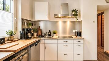Kühlschrank, Mikrowelle, Ofen, Geschirrspüler