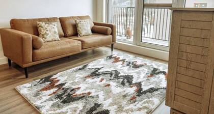 Mount 7 View - Pet Friendly DT Mountain View Condo