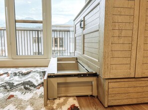 Interior - Mount 7 View - Pet Friendly DT Mountain View Condo (Golden)