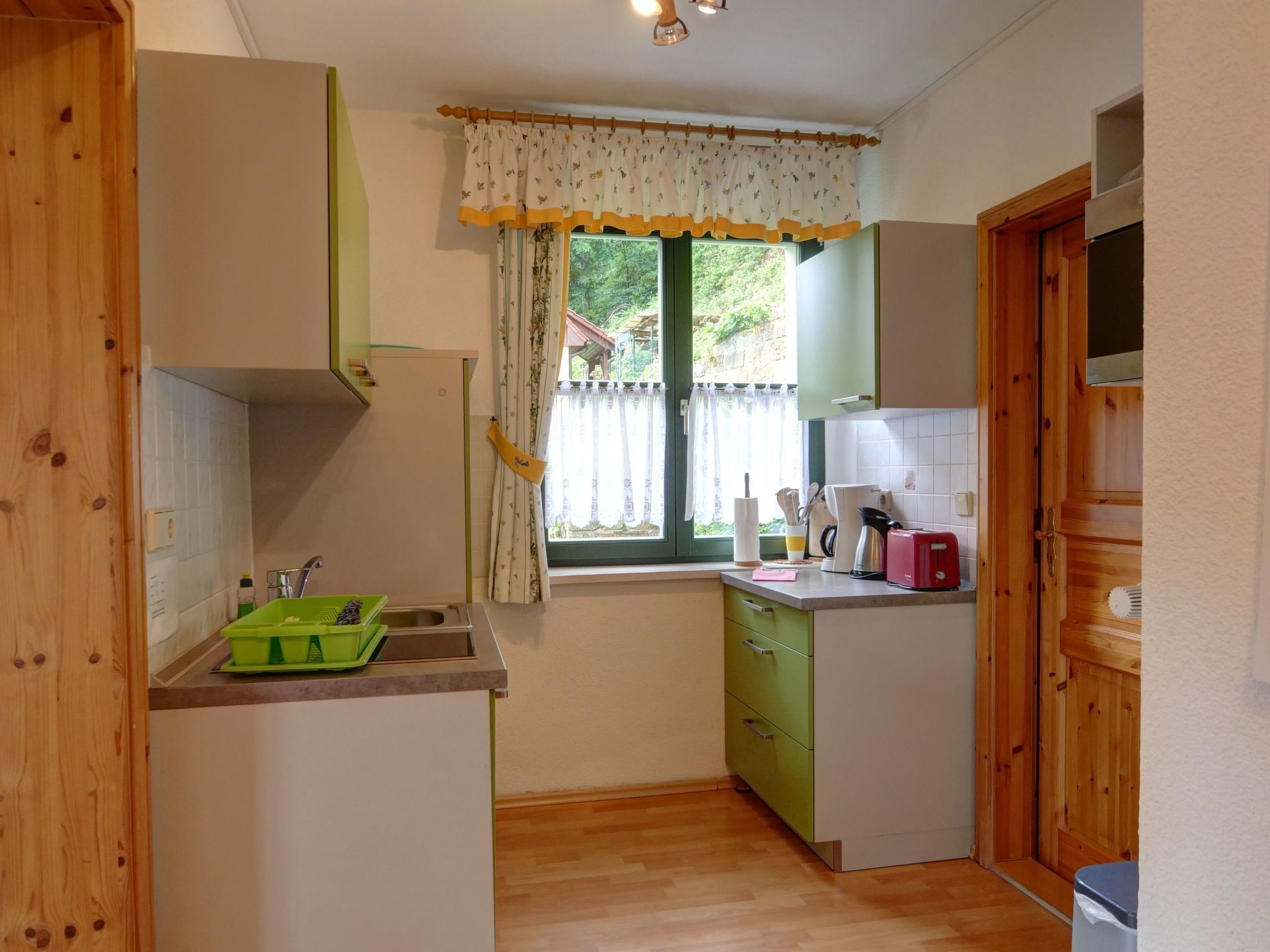 Fridge, microwave, dishwasher, cookware/dishes/utensils