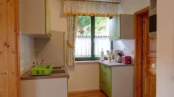 Fridge, microwave, dishwasher, cookware/dishes/utensils