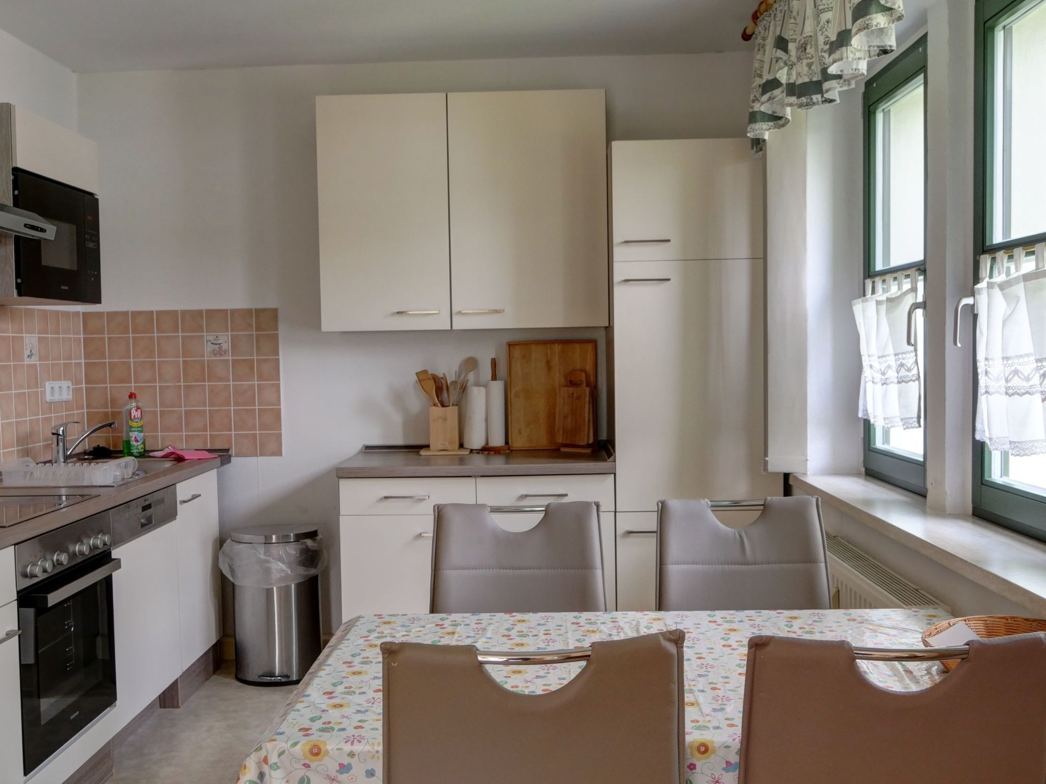 Kühlschrank, Ofen, Geschirrspüler, Kochgeschirr/Geschirr/Besteck