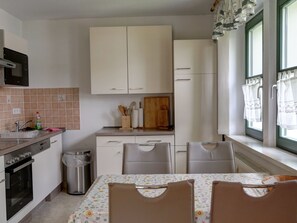 Kühlschrank, Ofen, Geschirrspüler, Kochgeschirr/Geschirr/Besteck