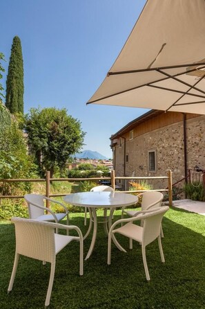 Outdoor dining - Loft in San Felice Del Benaco mit Terrasse by Interhome (San Felice del Benaco)