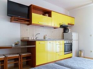 Fridge, oven, cookware/dishes/utensils - mit Blick auf das Wasser by Interhome (Brela)