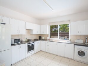 Fridge, microwave, oven, cookware/dishes/utensils - Ferienvilla Protaras 14 by Interhome (Protaras)