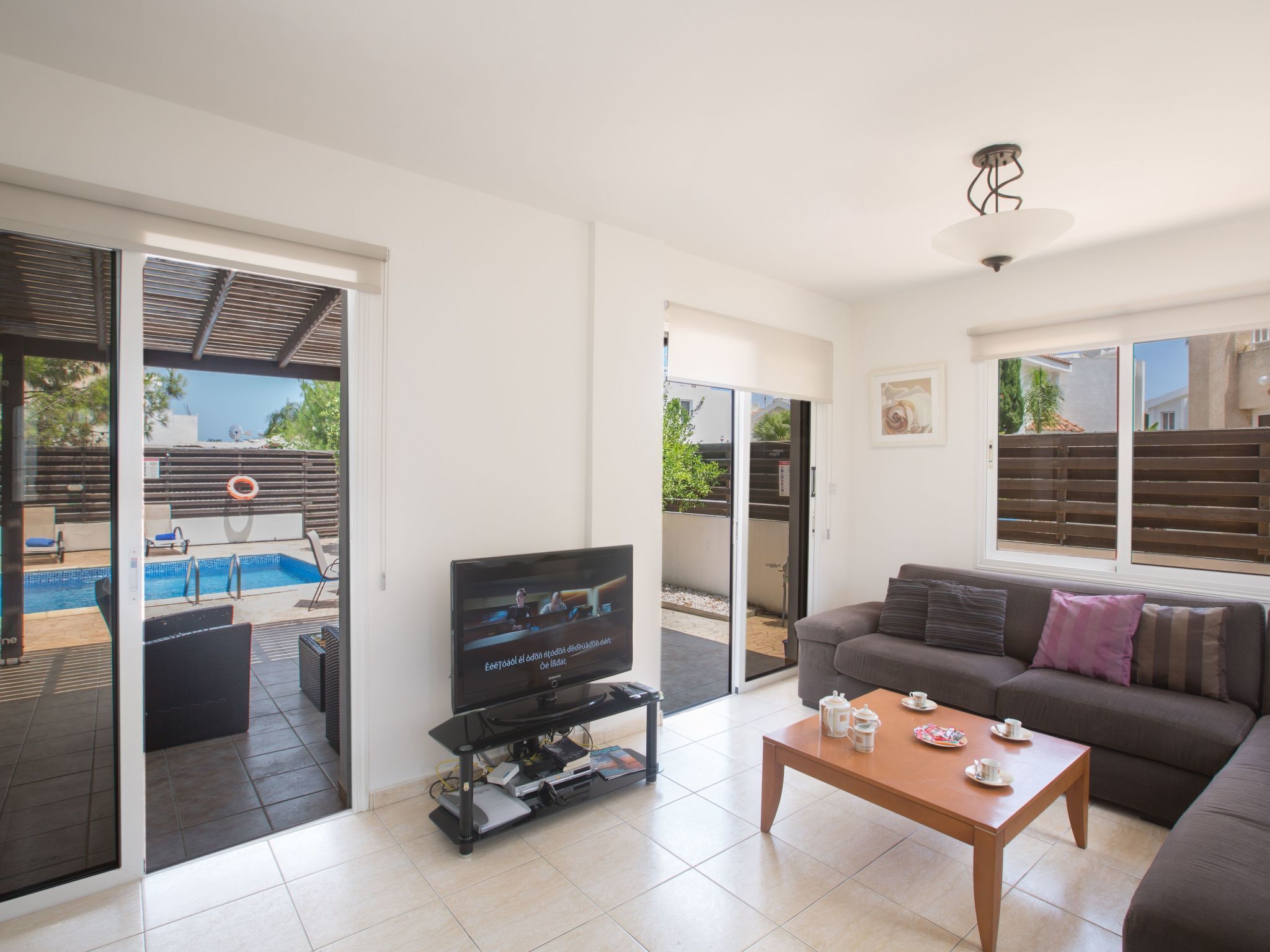 テレビ、DVD プレーヤー