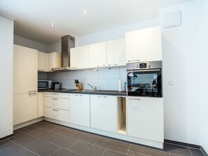 Kühlschrank, Mikrowelle, Ofen, Geschirrspüler
