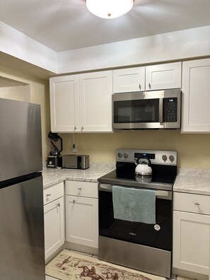 Kühlschrank, Mikrowelle, Ofen, Herdplatte