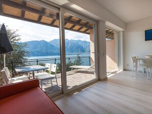 Interior - Zwei-Zimmer-Wohnung mit Seeblick, Grill und Gemeinschaftspool by Interhome (Malcesine)