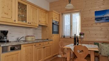 Kühlschrank, Ofen, Geschirrspüler, Kochgeschirr/Geschirr/Besteck