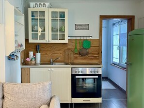 Fridge, oven, cookware/dishes/utensils - Bungalow Hitra by Interhome (Groß Stresow)