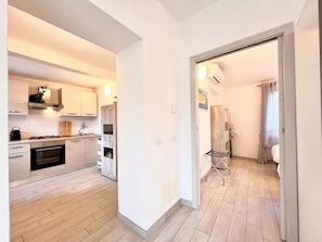 Kühlschrank, Mikrowelle, Ofen, Geschirrspüler