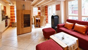 Ein gemütliches Interieur mit einer Holztischlerei, einer Couch und einer Küchenzeile.