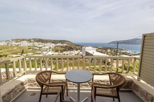 Habitación triple, balcón, vistas al mar | Restaurante al aire libre
