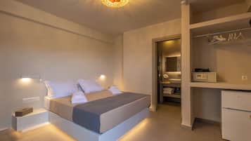 Double Room, 1 Queen Bed, Balcony, Sea View | Hypo-allergenic bedding, in-room safe, blackout curtains, soundproofing