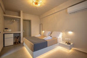 ダブルルーム クイーンベッド 1 台 バルコニー シービュー | 低刺激性寝具、セーフティボックス (室内)、遮光カーテン、防音設備