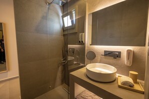 Kahden hengen huone, parveke, merinäköala | Kylpyhuone | Kylpyamme, hiustenkuivaaja, tohvelit, pyyhkeet