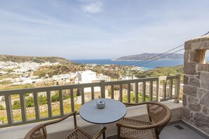 Kahden hengen huone, parveke, merinäköala | Ulkoruokailutilat