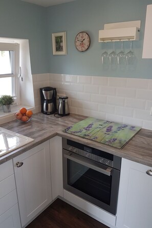 Fridge, oven, dishwasher, cookware/dishes/utensils - Traumhafte Ferienwohnung im Reetferienhaus by Interhome (Gingst)