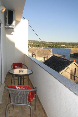 Outdoor dining - Wohnung für 2 Personen Altstadt by Interhome (Primošten)