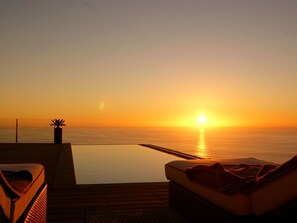 A heated pool - Moderne Architekten-Villa mit Infinity-Pool und Meerblick by Interhome (Puntagorda)